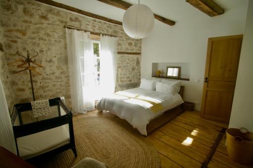 een slaapkamer met een bed en een groot raam bij Gite Bellevue in Saint-Pierre-Toirac