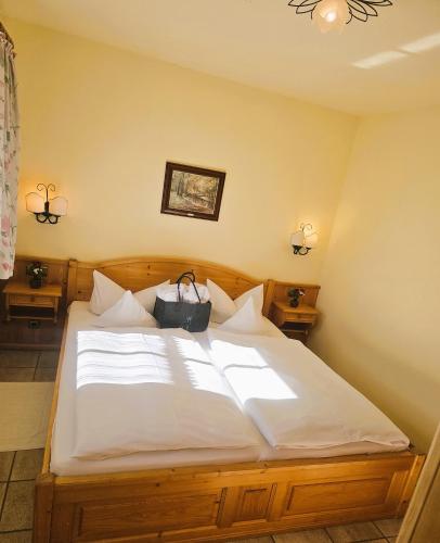Una cama o camas en una habitación de DEVA Achentaler Vitalhotel