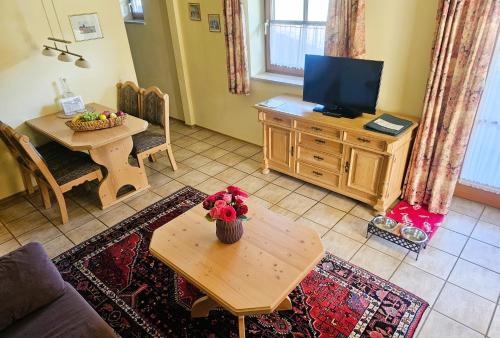 Una televisión o centro de entretenimiento en DEVA Achentaler Vitalhotel