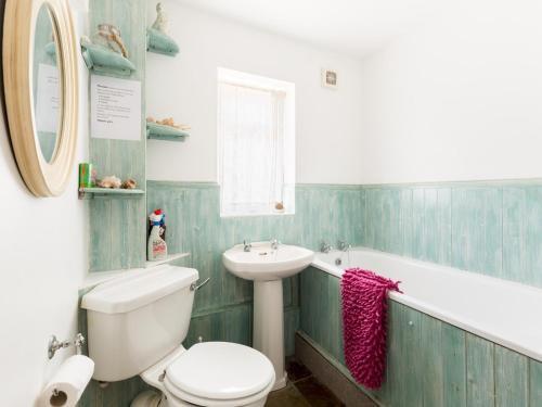 a bathroom with a white toilet and a sink at Pass the Keys Conventional and Homely 3Bed in Alderminster in Stratford-upon-Avon