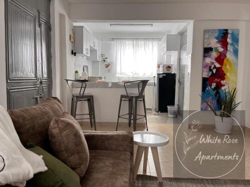 sala de estar con sofá y cocina en WhiteRose Apartments en Meru