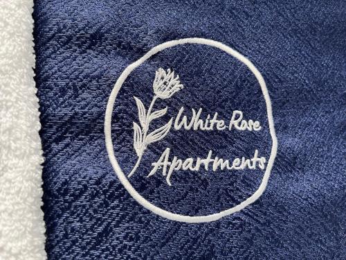 WhiteRose Apartmentsに飾ってある許可証、賞状、看板またはその他の書類