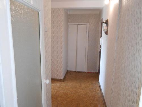 un pasillo vacío con una puerta a una habitación en проспект Героев Сталинграда 19 А, en Kiev