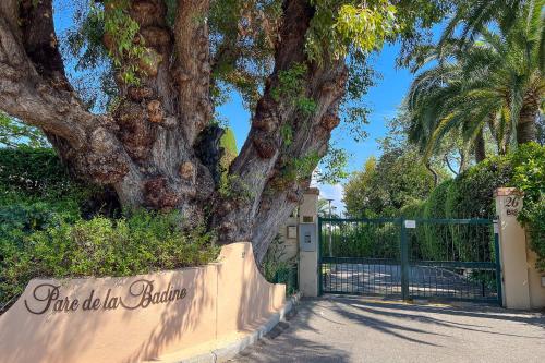 un panneau indiquant « feu, ne pas déranger » devant un arbre dans l'établissement LA BADINE Appartement for 4 By Sunset, à Antibes