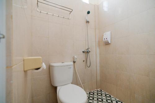 Ett badrum på Pondok Anyar Hotel