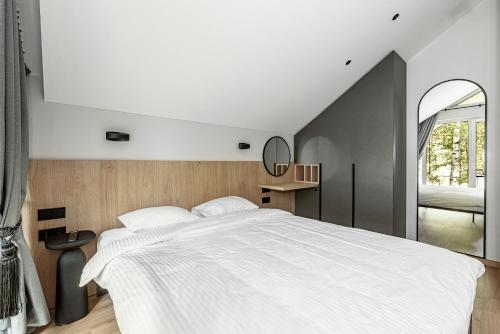 Ένα ή περισσότερα κρεβάτια σε δωμάτιο στο Miško Spa namas