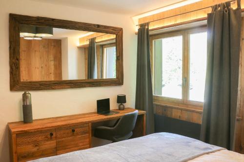 Tempat tidur dalam kamar di Appartement Champex- Lac / La Cabouetta