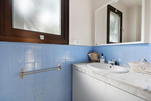a bathroom with a sink and a mirror at Vista Bella in Santa Úrsula