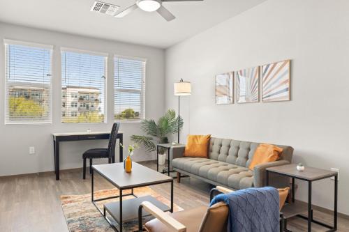 ein Wohnzimmer mit Sofa und Tisch in der Unterkunft Stunning Westgate CozySuites by stadium w pool 7 in Glendale