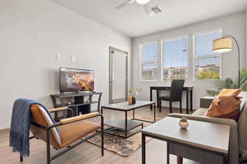 ein Wohnzimmer mit Sofa und Fernseher in der Unterkunft Stunning Westgate CozySuites by stadium w pool 7 in Glendale