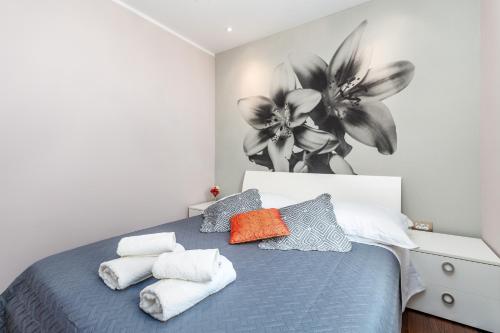 een slaapkamer met een blauw bed en handdoeken bij Apartment Srok, Romantic in Kastav