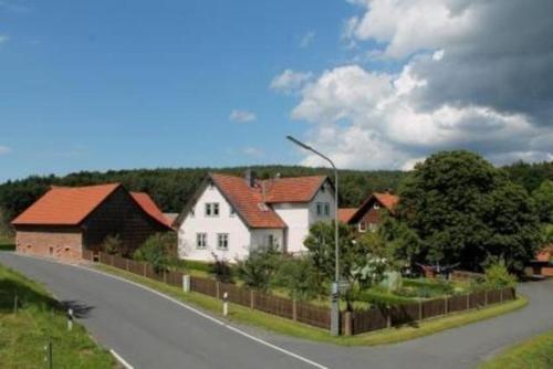 um grupo de casas ao lado de uma estrada em Ferienhauser Siefertshof em Mossautal