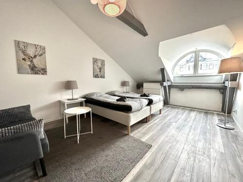 1 dormitorio con cama, sofá y ventana en Svea Kollektiv, en Gotemburgo