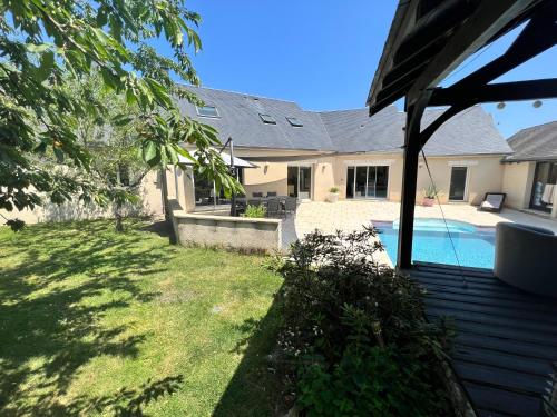 une maison avec une cour et une piscine dans l'établissement Maison de vacances, à Chambray-lès-Tours