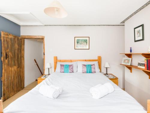 Posteľ alebo postele v izbe v ubytovaní Pass the Keys Traditional Comfy 2 Bed in Alderminster