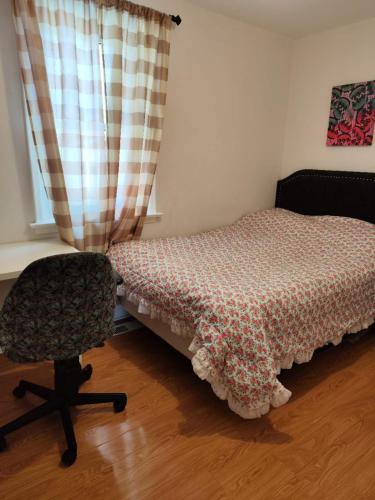 Łóżko lub łóżka w pokoju w obiekcie A nice place in Richmond Hill