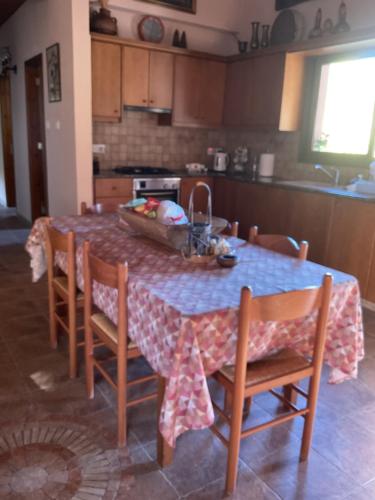 a kitchen with a table with chairs and a sink at Beautiful 3 Bedr House in Arakapas with fireplace in Arakapas