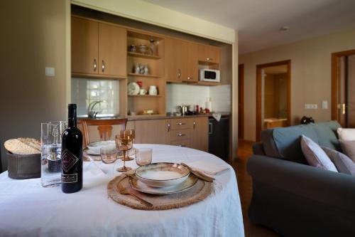  Apartaments Sant Bernat -  Chambre  photo :   Tea/Coffee maker    Bath    Safety deposit box                           