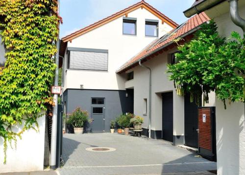 une maison blanche avec une allée devant elle dans l'établissement Weingut Edling, à Roßdorf