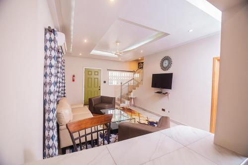 ein Wohnzimmer mit einem Sofa und einem TV in der Unterkunft ABBY'S COURT in Boi