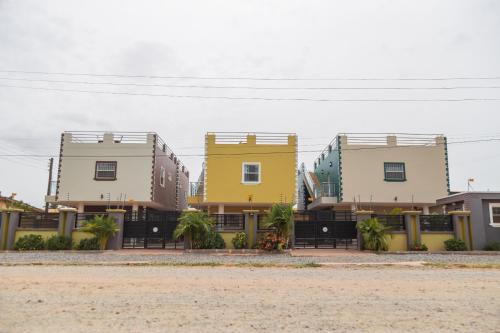 eine Reihe von Häusern am Strand in der Unterkunft ABBY'S COURT in Boi