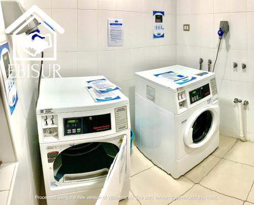 lavadero con lavadora en EBISUR Apart - Hoteles MAIPU en Concepción