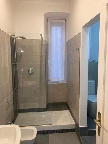 La salle de bains est pourvue d'une douche, d'un lavabo et de toilettes. dans l'établissement CASA AUGUSTO, à Trieste
