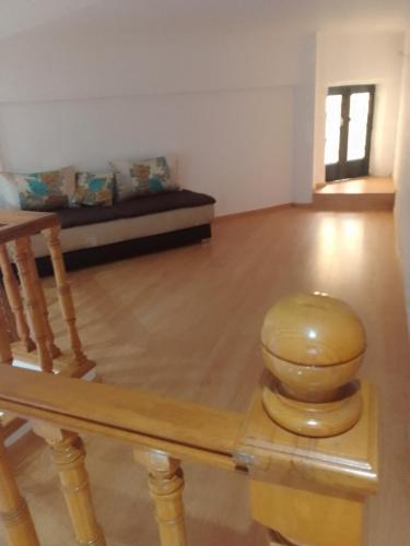 sala de estar con sofá y suelo de madera en Station balnéaire, en Temara