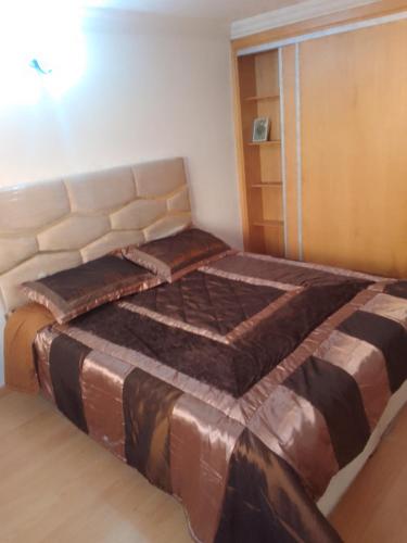 1 cama grande en una habitación con en Station balnéaire, en Temara