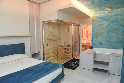 - une chambre d'hôtel avec un lit et une baignoire dans l'établissement Shanti Rooms & Apartments, à Bacoli