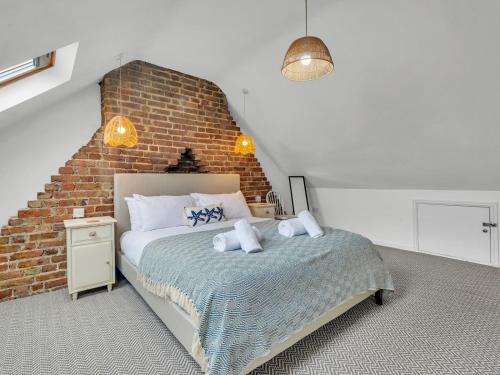Ein Bett oder Betten in einem Zimmer der Unterkunft Pass the Keys Spacious and Modern Sea Side apartment
