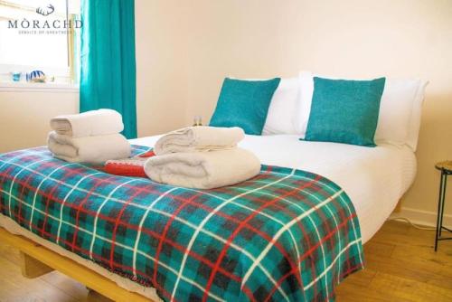 - un lit avec des serviettes assises au-dessus dans l'établissement Linton, à Kinghorn