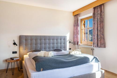 - une chambre avec un grand lit et une couverture bleue dans l'établissement Häuslerhof App Betula, à Villabassa