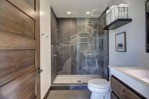 Un baño con ducha, inodoro y lavabo. en Modern Wintercrest Oasis, en Kalispell