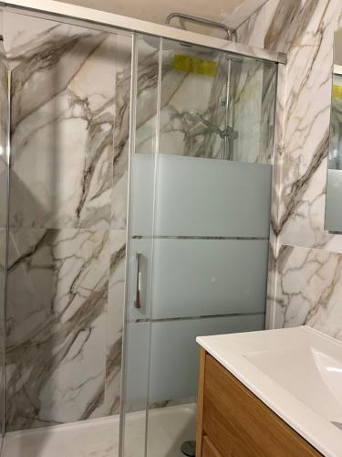 une salle de bain avec douche et lavabo dans l'établissement Maison Le Citronnier avec piscine - Domaine E Case Di Cuttoli, à Cuttoli-Corticchiato