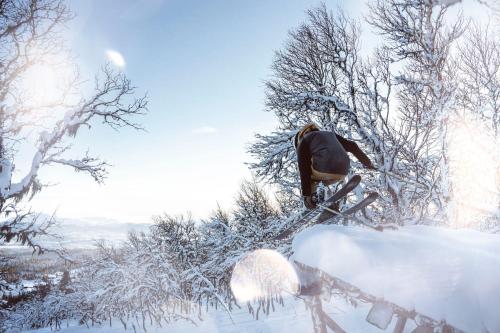 a person on skis in the snow at Trillevallens Högfjällshotell & Lägenheter in Trillevallen