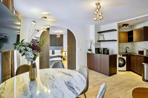 un salon avec une table et des fleurs dans un vase dans l'établissement Beautiful 2BDR near the Eiffel Tower, à Paris