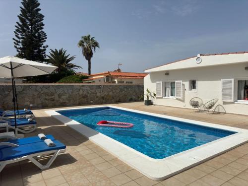 - une piscine en face d'une maison dans l'établissement Beachfront Villa and pool, à Puerto de Santiago