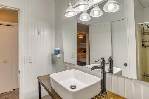 ein Badezimmer mit Waschbecken und großem Spiegel in der Unterkunft North Carolina Abode - Deck and Grill, Walk to Beach in Oak Island