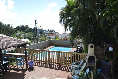a balcony with a swimming pool on a deck at Bungalow Caraïbes, proche de la route mais calme la nuit. in Trois-Rivières