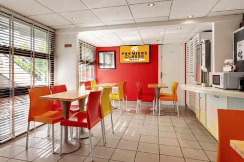 un restaurante de comida rápida con mesas y sillas en Premiere Classe Bethune Fouquières Lès Béthunes, en Fouquières-lès-Béthune