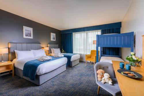 Cette chambre comprend deux lits et un bureau. dans l'établissement Hillgrove Hotel, Leisure & Spa, à Monaghan