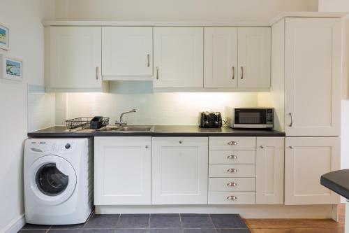 Η κουζίνα ή μικρή κουζίνα στο Bryn Gwyn, Sleeps 8, Sea Views, Borth y Gest