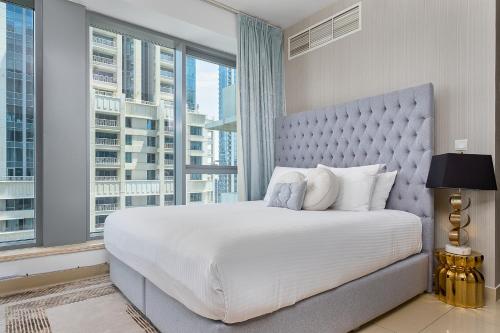 1 dormitorio con 1 cama grande y ventana grande en Bellavista - Relaxing - 1 BR - 29 Boulevard - Partial Burj Khalifa & Fountain View, en Dubái
