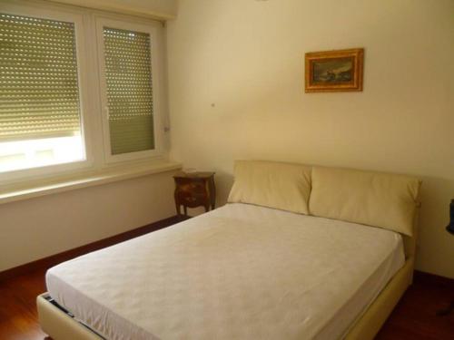 um quarto com uma cama e duas janelas em Lugano city apartment em Lugano