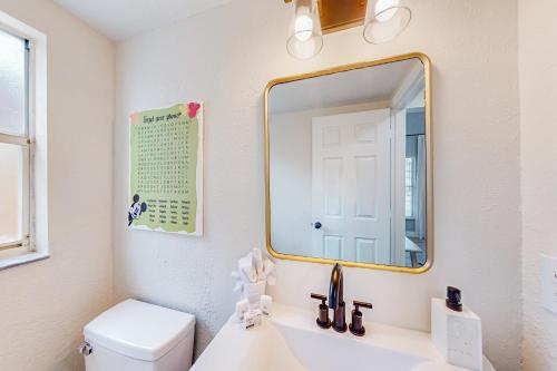 La salle de bains est pourvue d'un lavabo et d'un miroir. dans l'établissement The Mouse House, à Davenport