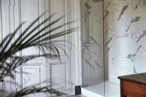 Ένα μπάνιο στο Château Le Repos - Luxury air-conditioned property with pool