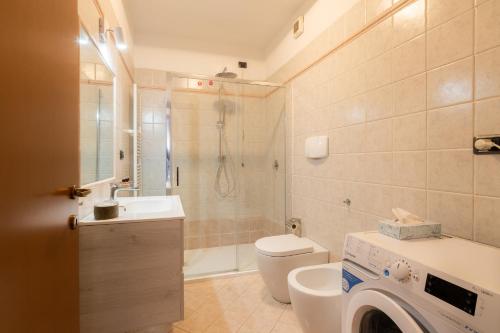 uma casa de banho com um WC, um lavatório e uma máquina de lavar roupa em Mizar*Q-Ampio Quadrilocale ad uso privato em Foligno