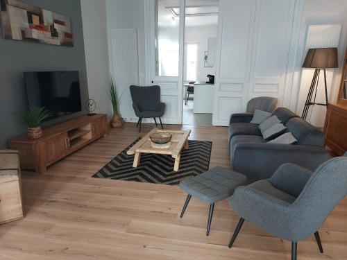 un salon avec un canapé et une table dans l'établissement VILLA LOUISE B, B comme Belle Epoque, à Saint-Amand-les-Eaux