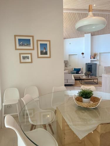 a living room with a glass table and chairs at Casa Nunki in Guadalix de la Sierra